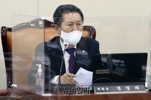 ▲ 정청래 국회 과방위 위원장이 7일 국회에서 열린 과학기술정보방송통신위원회 전체회의에서 발언을 하고 있다.ⓒ이종현 기자