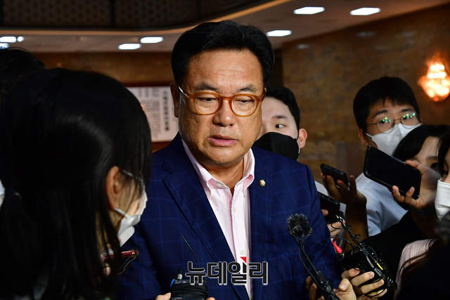 ▲ 국민의힘 비상대책위원장에 내정된 정진석 국회부의장이 지난 8일 오전 국회에서 기자들의 질문에 답하고 있다. ⓒ이종현 기자