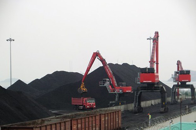 ▲ 박근혜 정부 시절 이뤄졌던 '나진-하산 프로젝트'로 러시아 열차에 실려온 석탄을 나진항에서 하역하는 모습. ⓒ연합뉴스. 무단전재 및 재배포 금지.
