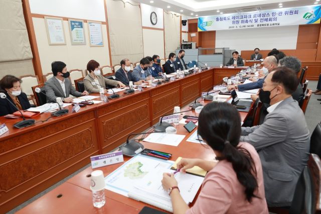 ▲ 충북도가 13일 민선8기 김영환 지사의 핵심공약 사업인 레이크파크 르네상스 사업의 싱크탱크 역할을 수행할 민·관 위원회 위원 16명을 위촉하고 전체회의를 개최했다.ⓒ충북도