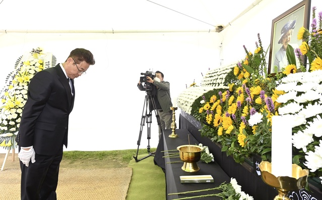 ▲ 이철우 경북도지사는 13일 안동 하회마을 서애 류성룡 선생의 종택인 충효당 앞에 마련된 엘리자베스 2세 영국여왕 추도 단상을 찾아 조문했다.ⓒ경북도