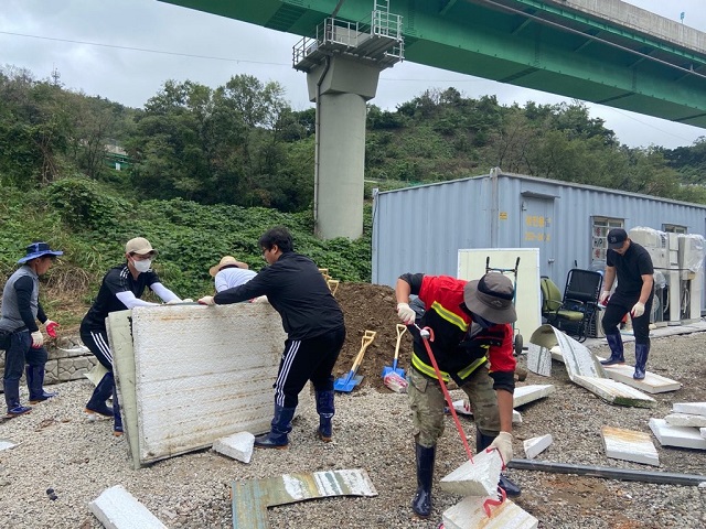 ▲ 봉화군이 13일부터 제11호 태풍 ‘힌남노’로 인해 큰 수해를 겪고 있는 포항을 찾아 피해 복구 작업을 하고 있다.ⓒ봉화군