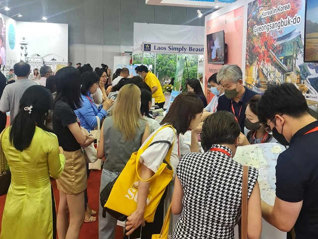 ▲ 도와 공사 직원이 베트남 호치민에서 경북을 알리고 있다.ⓒ경북관광공사