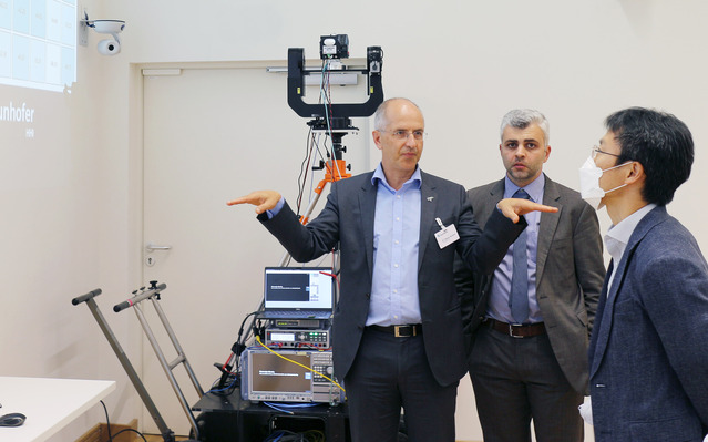 ▲ 독일 베를린에 위치한 프라운호퍼 하인리히-헤르츠 연구소에서 LG전자 CTO 김병훈 부사장(사진 우측끝)이 현지 관계자와 6G 기술에 대해 논의하고 있다. ⓒLG전자