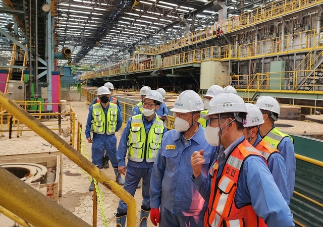▲ 최정우 회장이 12일 포항제철소 복구 작업 모습을 점검하는 모습. ⓒ포스코그룹