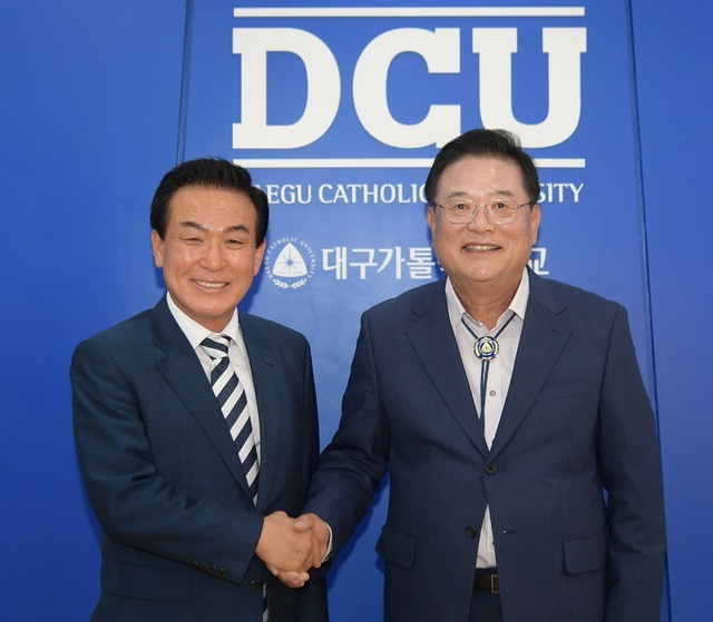 ▲ 백성현 충남 논산시장(오른쪽)이 최근 대구가톨릭대학에서 우동기 국가균형발전위원장(대구가톨릭대 총장)을 만나 기념촬영을 하고 있다.ⓒ논산시