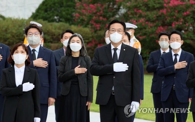 ▲ 정진석 국민의힘 비상대책위원장이 14일 서울 동작구 서울현충원을 찾아 참배하고 있다.ⓒ연합뉴스