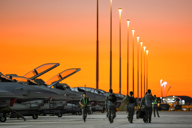 ▲ 호주에서 열린 다국적 공군훈련 '피치 블랙' 중 야간 훈련을 준비하는 한국 공군 KF-16 편대. ⓒ공군 제공.
