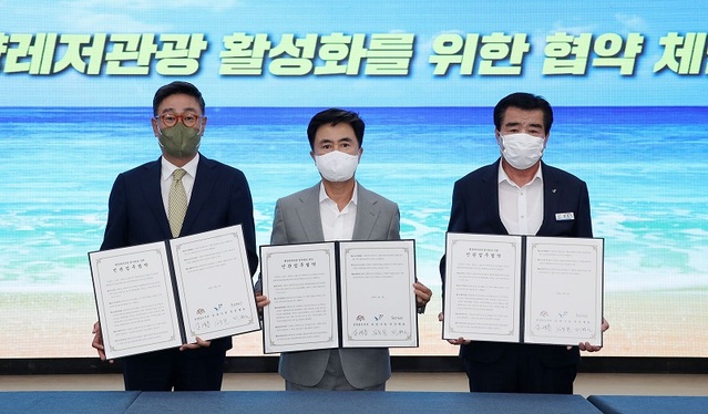 ▲ 김태흠 지사는 14일 보령 원산도에서 조승환 해양수산부 장관, 김동일 보령시장, 서준혁 대명소노그룹 대표이사와 원산도 복합 해양레저관광도시 시범모델 조성을 통한 ‘해양레저관광 활성화 (민관) 업무협약’을 체결했다. ⓒ충남도