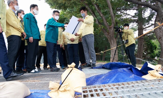 ▲ 장상윤 교육부 차관이 제11호 태풍 '힌남노'로 피해를 입은 경북 포항 대흥중학교를 방문해 현장을 점검하고 있다.ⓒ교육부