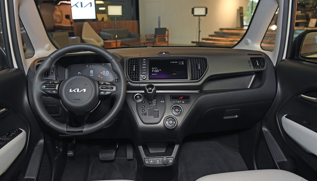 ▲ 1일 출시한 신형 레이의 내부 ⓒ기아