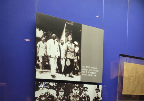 ▲ '미국과 함께한 독립운동'에 전시된 김구와 도노반의 사진. ⓒ뉴데일리