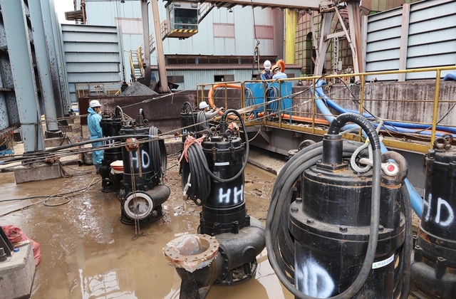 ▲ 직원들이 현대중공업이 지원한 소방펌프를 긴급 투입할 준비를 하고 있다.ⓒ포스코