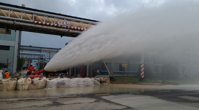 ▲ 소방공무원들이 대용량포 방사시스템을 활용해 공장 내부의 물을 빼내고 있다. ⓒ포스코