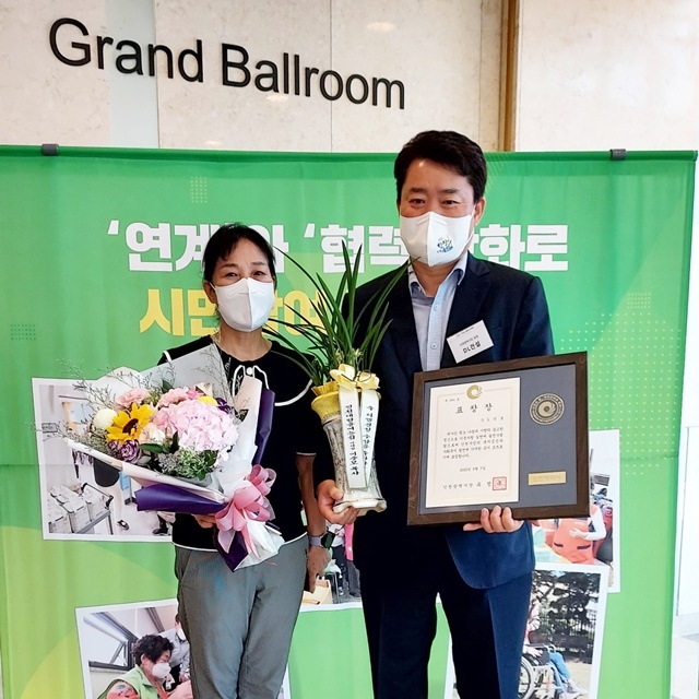 ▲ '2022 인천 사회복지대회' 시상식에서 김광덕 DL건설 상무(우)와 관계자가 기념촬영을 하고 있다. ⓒDL건설