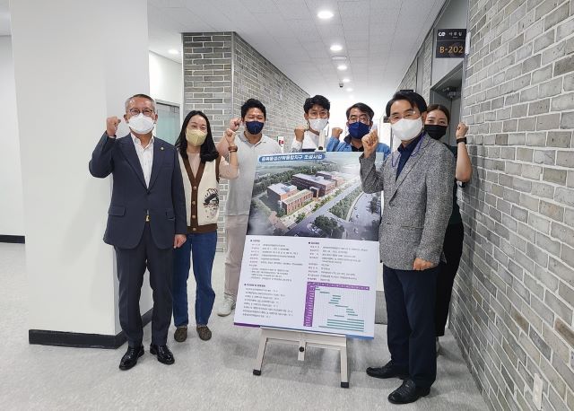 ▲ 청주대학교 음성캠퍼스가 교육부로부터 산업단지 캠퍼스 설립 인가를 받고 본격적인 수업에 들어갔다. 사진은 차천수 총장(왼쪽 맨 끝)이 청주대 음성캠퍼스를 찾아 수업중인 학생들과 환담을 나눈 후 기념촬영을 하고 있다.ⓒ청주대