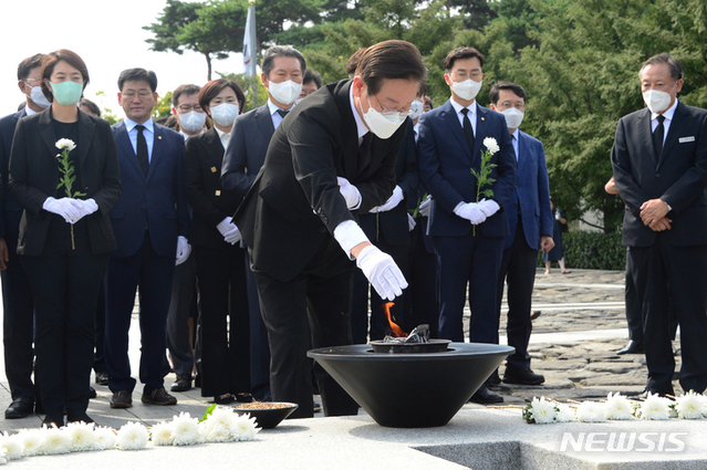 ▲ 이재명 더불어민주당 대표가 14일 오후 당 지도부들과 함께 경남 김해시 봉하마을을 찾아 고 (故) 노무현 전 대통령 묘역에 참배하고 있다. ⓒ뉴시스