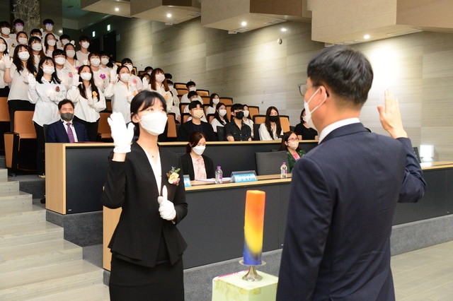 ▲ 대구보건대학교(총장 남성희) 사회복지학과는 지난 7일 연마관 국제회의실에서 대구시 사회복지사협회 김석표 회장을 비롯해 학과 교수, 동문 및 재학생 등 150여 명이 참석한 가운데 ‘제18회 사회복지사 선서식’을 개최했다고 13일 밝혔다.ⓒ대구보건대