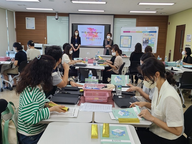 ▲ 대구시교육청(교육감 강은희)은 9월 14일 대구광역시교육연수원에서 대구지역 초등 및 특수교사 215명을 대상으로 2022년 수석교사와 함께 성장하는 ‘제8회 수업 나눔의 날’을 운영했다.ⓒ대구시교육청