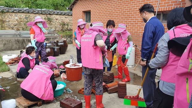 ▲ 경북농협(본부장 금동명)과 (사)고향주부모임 경북도지회(회장 강정미)는 14일 경주시 문무대왕면 태풍피해 농가를 찾아 복구 지원을 했다.ⓒ경북농협