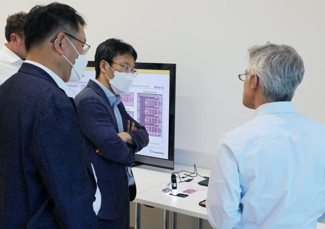 ▲ 독일 베를린에 위치한 프라운호퍼 하인리히-헤르츠 연구소에서 LG전자 CTO 김병훈 부사장(사진 우측끝)이 현지 관계자와 6G 기술에 대해 논의하고 있다. ⓒLG전자