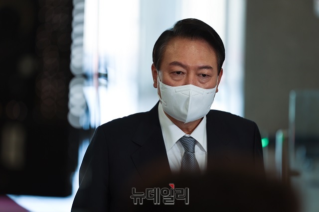 ▲ 윤석열 대통령이 지난 8일 서울 용산 대통령실 출근길에 취재진의 질문에 답하고 있다.ⓒ대통령실