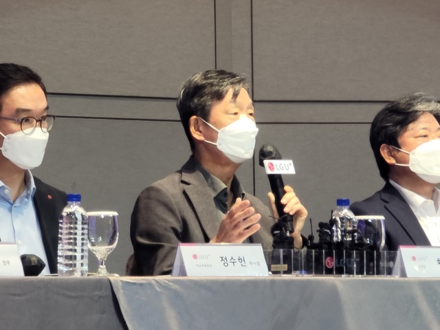 ▲ 황현식 LG유플러스 대표가 15일 오전 서울 중구 앰배서더 서울 풀만 호텔에서 기자간담회를 열고 신사업 성장전략을 발표하고 있다. ⓒ신희강 기자