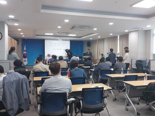 ▲ 경북교육청(교육감 임종식)은 14일 브리핑룸에서 체육건강과 업무에 대한 정책설명회를 갖고 교육정책을 설명하는 시간을 가졌다.ⓒ경북교육청