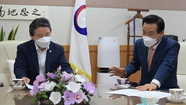 ▲ 백성현 충남 논산시장(오른쪽)이 지난 13일 남성현 산림청장을 만나 탑정호 관광레저타운 조성사업을 위한 협조를 요청하고 있다.ⓒ논산시