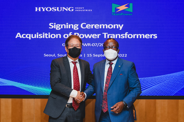 ▲ (좌측부터) 요코타 타케시 효성중공업 대표이사와 하우루푸 나미비아 전력청장이 계약 기념 사진을 찍고 있다.ⓒ