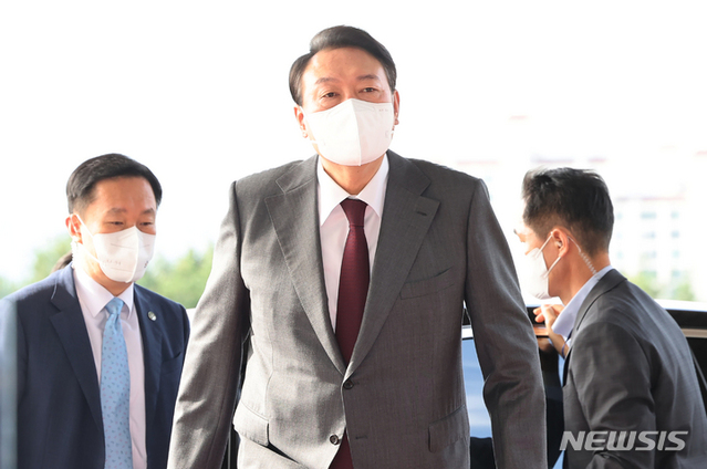 ▲ 윤석열 대통령이 15일 서울 용산 대통령실 청사로 출근하고 있다. ⓒ뉴시스