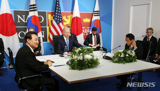 ▲ 윤석열 대통령이 지난 6월(현지시간) 마드리드 이페마(IFEMA)에서 조 바이든 미국 대통령, 기시다 후미오 일본 총리와 한미일 정상회담을 하고 있다. ⓒ뉴시스