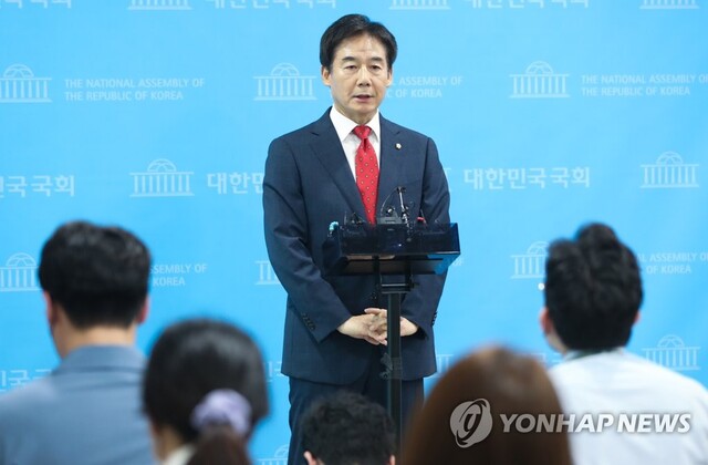 ▲ 이용호 국민의힘 의원이 15일 오전 국회 소통관에서 원내대표 출마기자회견을 마친 뒤 취재진의 질문에 답변하고 있다. ⓒ연합뉴스
