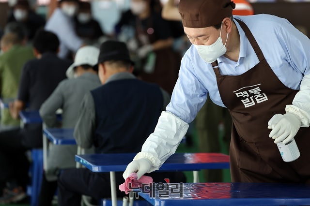 ▲ 윤석열 대통령이 추석 연휴 첫날인 지난 9일 서울 중구 명동성당 내 노숙인·홀몸어르신을 위한 무료급식소를 찾았다.ⓒ대통령실