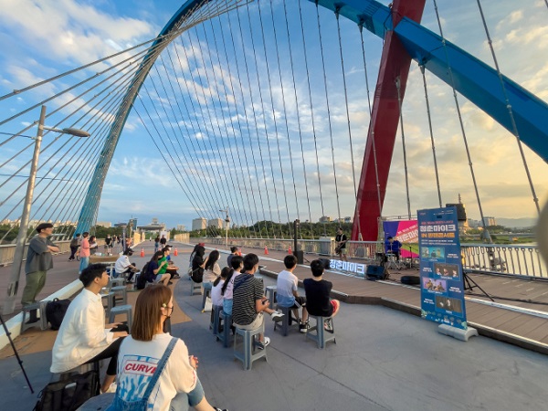 ▲ 대전 관광공사는 15일 대전시에서 활동 중인 거리공연 개인과 단체를 대상으로 갑천 엑스포다리 거리공연 8개 공연팀을 공모한다.ⓒ대전 관광공사