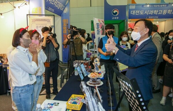 ▲ 설동호 교육감이 15일 대전컨벤션센터에서 열린 전국상업경진대회가 열린 대회장에서 참가자들을 격려하고 있다.ⓒ대전시교육청