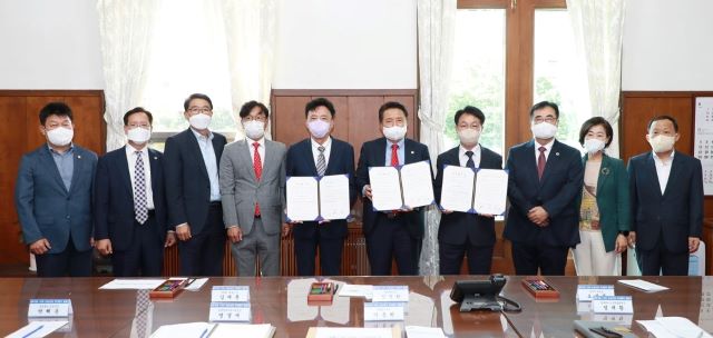 ▲ 충북도가 15일 김영환 충북도지사, 오세동 청주부시장, 김재훈  ㈜FVC 대표 등이 참석한 가운데 청주시 흥덕구 오송읍 정중리  오송바이오폴리스지구에 국내 최초 구제역백신 제조시설 구축을 위한 투자협약을 가졌다.ⓒ충북도