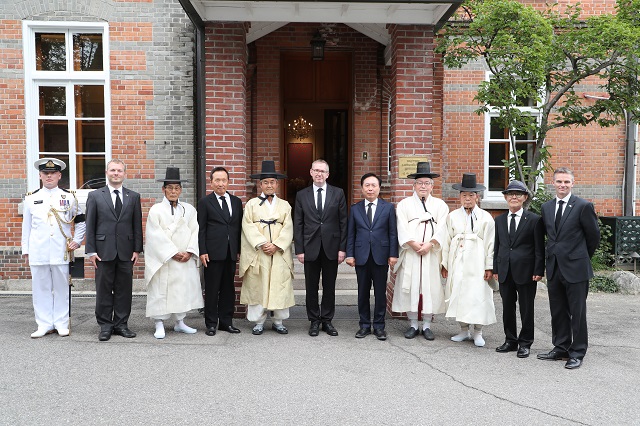 ▲ 권기창 시장이 15일 김형동 국회의원과 류창해 충효당 종손, 류열하 하회마을보존회 이사장, 류시달 하회마을 노인회장 등이 함께 서울 중구 주한 영국대사관을 찾아 고(故) 엘리자베스 2세 영국 여왕을 조문했다.ⓒ안동시