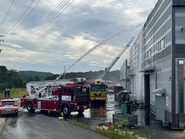 ▲ 15일 오후 3시10분쯤 청주시 흥덕구 강내면의 한 자동차 부품 시험업체에서 화재가 발생해  소방당국이 진화작업을 벌이고 있다.ⓒ충북소방본부