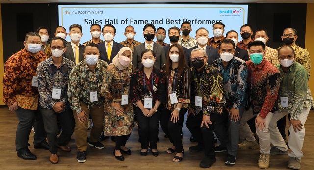 ▲ KB국민카드 인도네시아 해외법인 'KB파이낸시아(KB FMF)' 우수직원 20명이 기념촬영을 하고 있다.ⓒKB국민카드