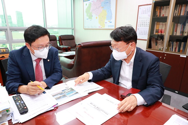 ▲ 왼쪽부터 박형수 국회의원, 손병복 울진군수.ⓒ울진군