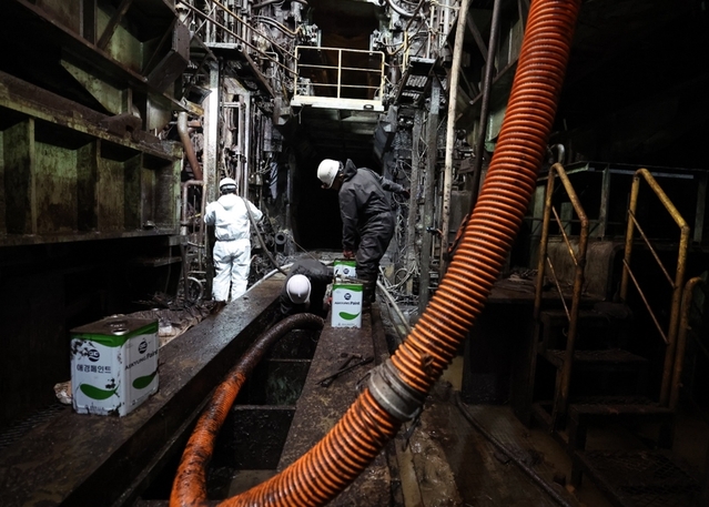 ▲ 압연라인 지하설비에서 직원들이 진흙과 뻘을 제거하고 있는 모습 ⓒ포스코