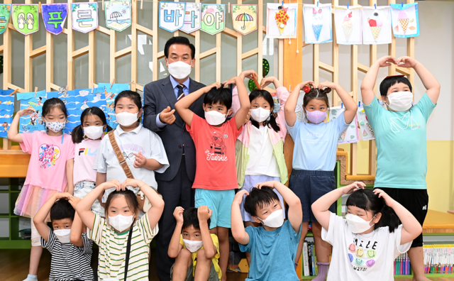 ▲ 백성현 논산시장이 인구감소에 따른 대응정책을 마련하기 위해 아이들과 함께 하고 있다.ⓒ논산시
