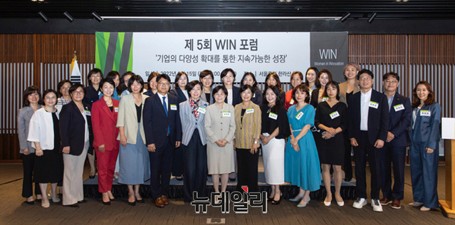 ▲ 기업 여성임원들로 구성된 WIN(Women in INnovation)이 15일 오후 서울 중구 서울클럽에서 열린 제5회 WIN 포럼에서 양성평등 우수기업 10개사 발표를 마친 직후 기념촬영을 하고 있다.
 ⓒWIN