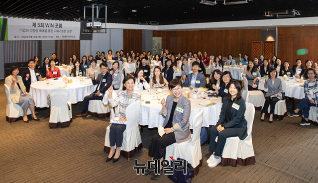 ▲ 기업 여성임원들로 구성된 WIN(Women in INnovation)이 15일 오후 서울 중구 서울클럽에서 열린 제5회 WIN 포럼에서 양성평등 우수기업 10개사 발표를 마친 직후 기념촬영을 하고 있다.
 ⓒWIN