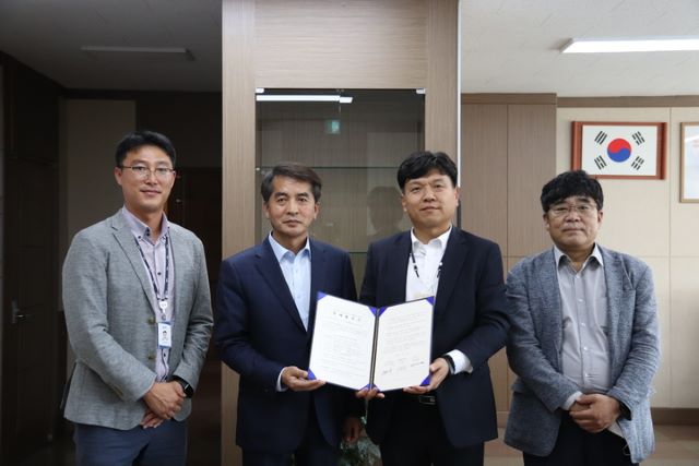 ▲ 최재형 보은군수와 유원양 티이엠씨 대표가 지난 15일 군수실에서 650억원 규모의 투자 협약을 가졌다.ⓒ보은군