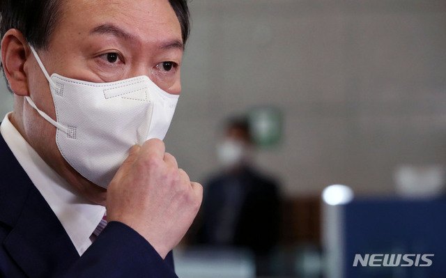 ▲ 윤석열 대통령이 16일 서울 용산 대통령실 청사로 출근해 취재진 질문을 들으며 마스크를 고쳐쓰고 있다. ⓒ뉴시스