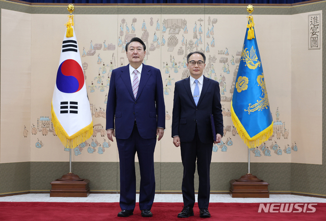 ▲ 윤석열 대통령이 16일 서울 용산 대통령실에서 이원석 검찰총장에게 임명장을 수여한 뒤 기념촬영을 하고 있다. ⓒ뉴시스