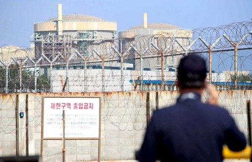 ▲ 경북 경주시 양남면 월성원자력발전소의 담장 안으로 가동이 정지된 월성 1호기(오른쪽)가 보인다.ⓒ연합뉴스