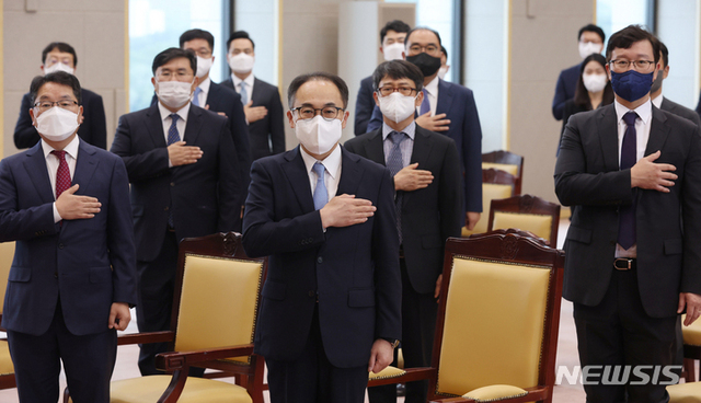 ▲ 이원석 신임 검찰총장이 16일 오후 서울 서초구 대검찰청에서 열린 취임식에서 국민의례를 하고 있다. ⓒ뉴시스